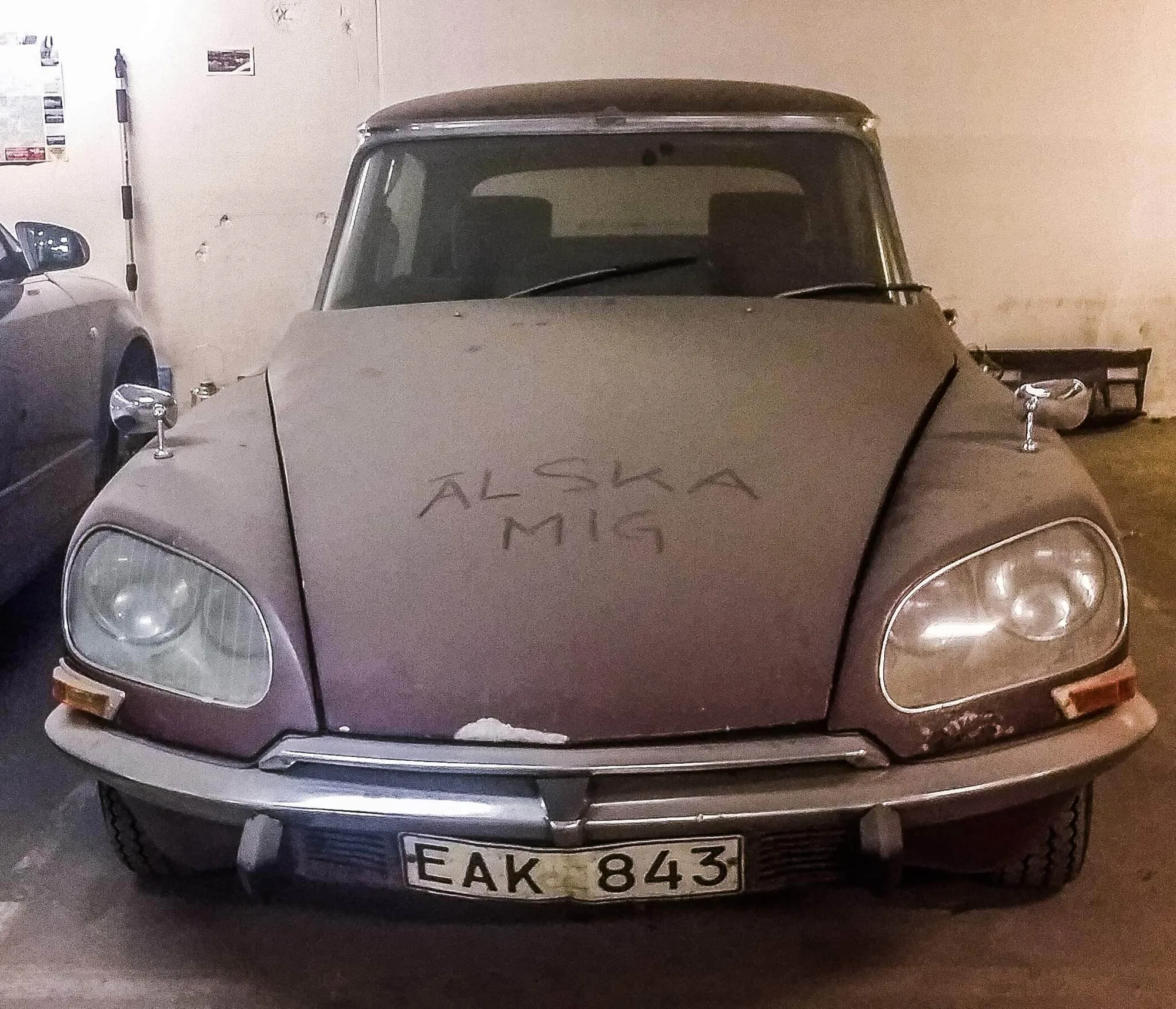 Dammig Citroën DS med Älska mig skrivet på motorhuven
