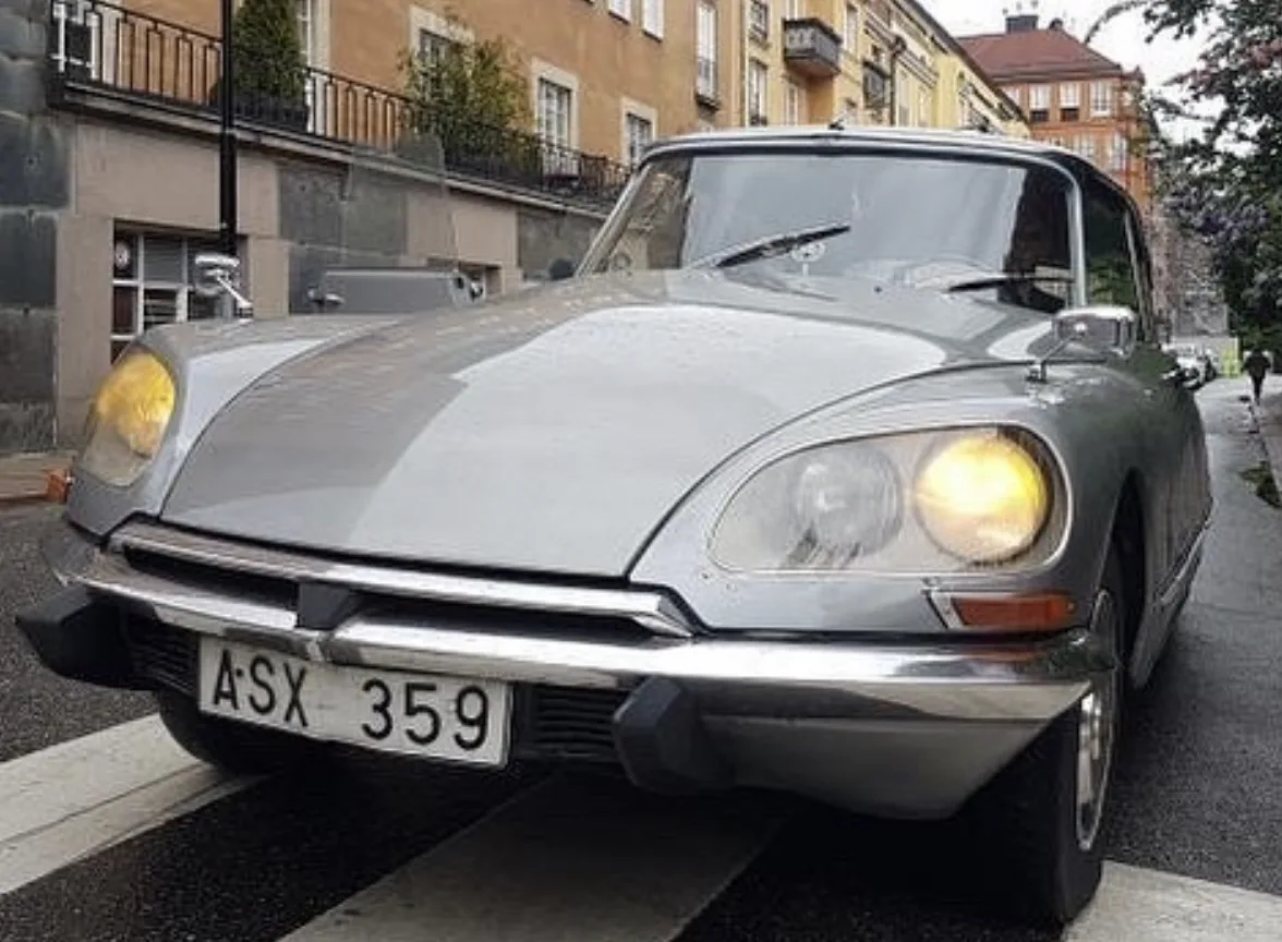 Paddapoddens silvergrå Citroën DS på en gata i Stockholm